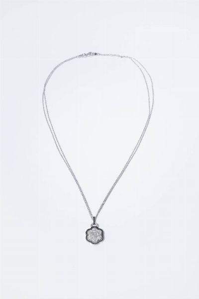CATENA CON CIONDOLO : Peso gr 6 6 in oro bianco  a forma di fiore  con pav di diamanti taglio brillante di colore nero e bianco per totali ct 0 73 ca  probabile colore G-H  purezza IF-VVS.  - Asta Gioielli - Associazione Nazionale - Case d'Asta italiane