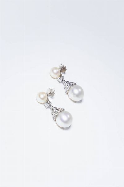 COPPIA ORECCHINI : Peso gr 11 3 pendenti  in oro bianco  a vite  anni '50  con due perle australiane del diam. di mm 11  taglio brillante per totali ct 0 90 ca.  - Asta Gioielli - Associazione Nazionale - Case d'Asta italiane