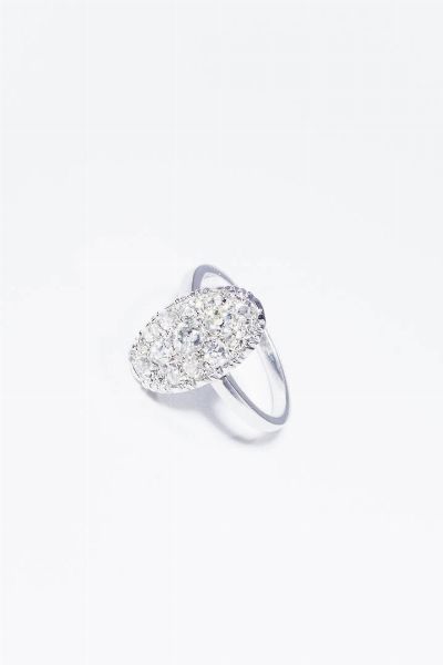 ANELLO : Peso gr 3 4 Misura 11 (51) in oro bianco  sommit ovale  con pav di diamanti taglio vecchio per totali ct 1 0 ca.  - Asta Gioielli - Associazione Nazionale - Case d'Asta italiane