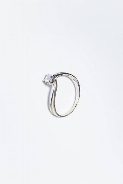 ANELLO : Peso gr 2 8 Misura 19 (59) in oro bianco con diamante solitario di ct  0 25 ca.  - Asta Gioielli - Associazione Nazionale - Case d'Asta italiane