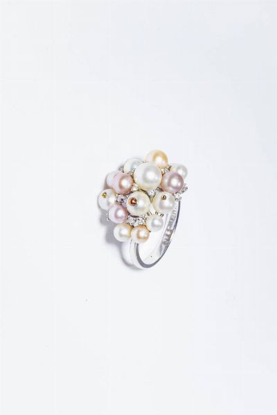 NIMEI : Peso gr 6 1 Misura 15 (55) Anello in oro bianco  firmato Nimei con pav di perline e diamanti taglio brillante per totali ct 0 10 ca.  - Asta Gioielli - Associazione Nazionale - Case d'Asta italiane