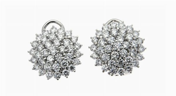 COPPIA DI ORECCHINI : Peso gr 12 7 in oro bianco  a lobo  di forma rotonda con pav di diamanti taglio brillante per totali ct 4 88 ca  probabile colore G  purezza IF-VVS  - Asta Gioielli - Associazione Nazionale - Case d'Asta italiane