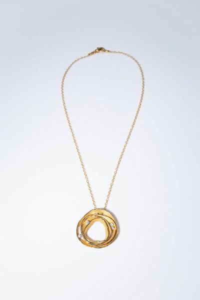 ANNA MARIA CAMILLI : Peso gr 14 1 Catena con ciondolo in oro rosa lucido e satinato  firmato Camilli  serie Dune  di forma rotonda  con diamanti taglio brillante per totali ct 0 15 ca  probabile colore G-H  purezza IF-VVS.  - Asta Gioielli - Associazione Nazionale - Case d'Asta italiane