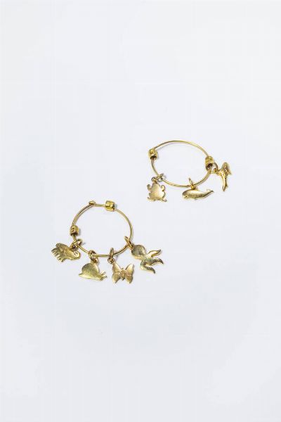 POMELLATO : Peso gr 11 8 Coppia di orecchini in oro giallo  firmati Pomellato  linea Dodo con charms pendenti: una rana  uno squalo  una balena  un polipo  una farfalla  una lumaca ed un elefante.  - Asta Gioielli - Associazione Nazionale - Case d'Asta italiane