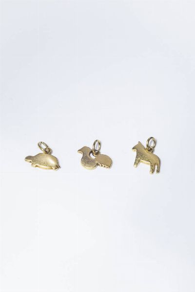 POMELLATO : Peso gr 5 9 Lotto di tre ciondolo firmati Pomellato  linea Dodo raffiguranti rispettivamente un galletto  una tartaruga e un cavallo.  - Asta Gioielli - Associazione Nazionale - Case d'Asta italiane