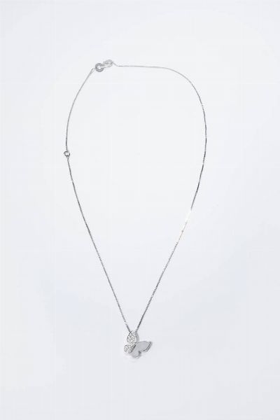 SALVINI : Peso gr 8 2 Catena con ciondolo in oro bianco  firmato Salvini  a forma di farfalla con diamanti taglio brillante per totali ct 0 20 ca  probabile colore G-H  purezza IF-VVS.  - Asta Gioielli - Associazione Nazionale - Case d'Asta italiane