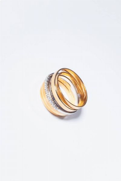 ALFIERI & ST. JOHN : Peso gr 8 8 Misura 15 (55) Anello in oro rosa  composto da fasce sovrapposte  al centro inserto in oro bianco con diamanti taglio brillante per totali ct 0 15 ca  probabile colore G-H  purezza IF-VVS.  - Asta Gioielli - Associazione Nazionale - Case d'Asta italiane