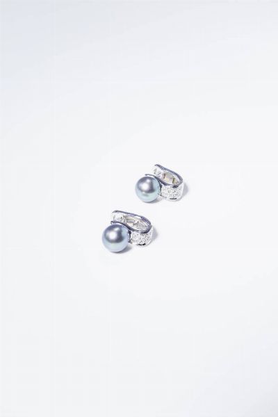SALVINI : Peso gr 12 6 Coppia di orecchini in oro bianco  firmati Salvini  con due perle Tahiti del diam. di mm 10 ca e pav di diamanti taglio brillante per totali ct 0 30 ca  probabile colore G-H  purezza IF-VVS.  - Asta Gioielli - Associazione Nazionale - Case d'Asta italiane