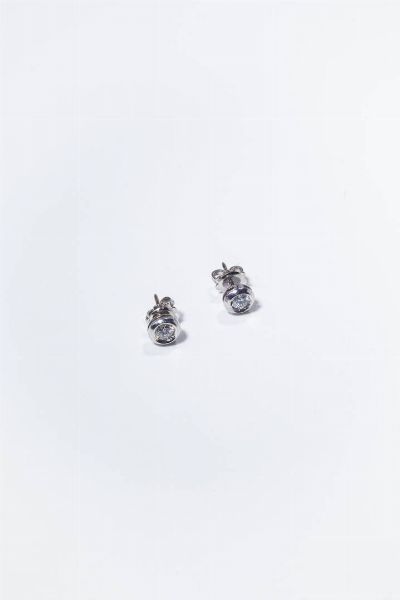 COPPIA DI ORECCHINI : Peso gr 3 0 in oro bianco con due diamanti taglio brillante per totali ct 0 51ca  probabile colore G-H  purezza IF-VVS.  - Asta Gioielli - Associazione Nazionale - Case d'Asta italiane
