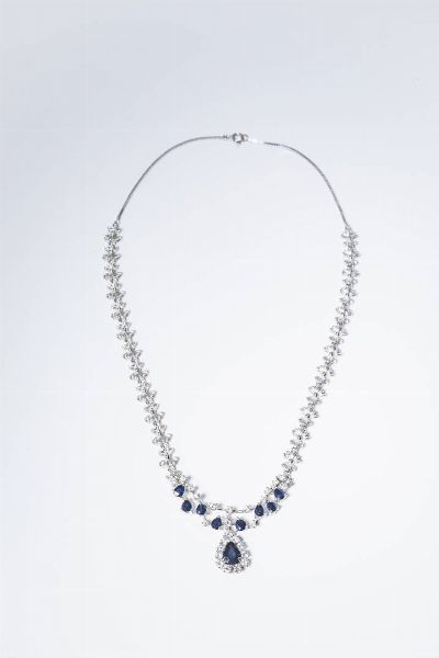 GIROCOLLO : Peso gr 24 6 Lunghezza cm 44 in oro bianco  al centro zaffiri taglio a goccia per totali ct 4 0 ca e diamanti taglio brillante per totali ct 1 0 ca.  - Asta Gioielli - Associazione Nazionale - Case d'Asta italiane