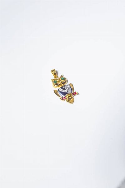 CIONDOLO : Peso gr 9 6 in oro giallo e bianco  a forma di gufo  con diamanti taglio brillante per totali ct 0 20 ca  quattro rubini come base e due smeraldi cabochon come occhi.  - Asta Gioielli - Associazione Nazionale - Case d'Asta italiane