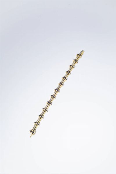 BRACCIALE : Peso gr 46 6 Lunghezza cm 19 5 in oro giallo  composto da segmenti rigidi impreziositi da cavallotte in zaffiri taglio baguette per totali ct 3 0 ca e diamanti taglio brillante per totali ct 0 50 ca  - Asta Gioielli - Associazione Nazionale - Case d'Asta italiane