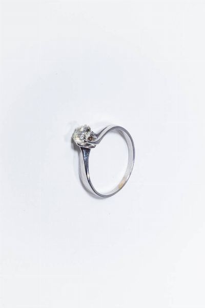 ANELLO : Peso gr 2 8 Misura 20 (60) in oro bianco con diamante taglio brillante di ct 0 70 ca  probabile colore I  purezza VS.  - Asta Gioielli - Associazione Nazionale - Case d'Asta italiane