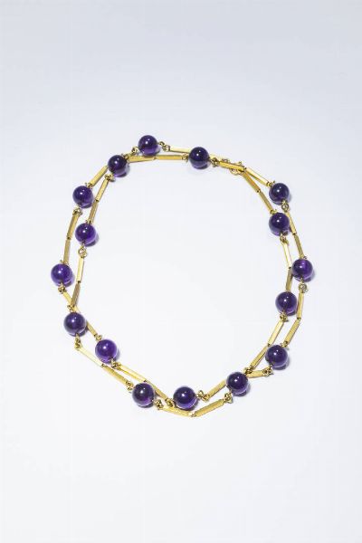 COLLANA : Peso gr 34 Lunghezza cm 70 composta da segmenti rigidi in oro giallo alternate a sfere di ametiste del diam. di mm 9.  - Asta Gioielli - Associazione Nazionale - Case d'Asta italiane