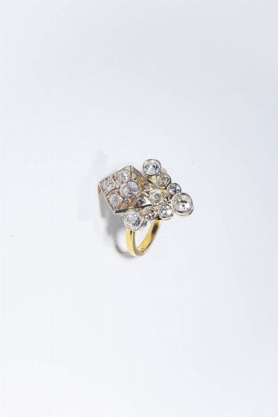 ANELLO : Peso gr 4 5 Misura 13 (53) in oro giallo  sommit a voluta in oro bianco con diamanti di vecchio taglio per totali ct 0 90 ca.  - Asta Gioielli - Associazione Nazionale - Case d'Asta italiane