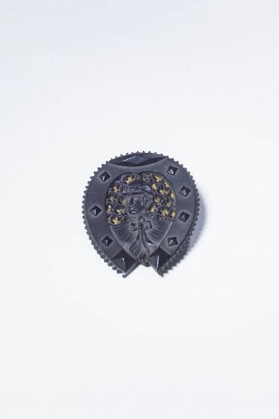 SPILLA : con montatura in metallo raffigurante un grande ferro di cavallo inciso e scolpito in giaietto con figura maschile.  - Asta Gioielli - Associazione Nazionale - Case d'Asta italiane