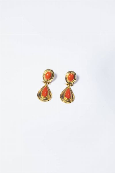 COPPIA DI ORECCHINI : Peso gr 8 3 in oro giallo  pendenti  con coralli mediterranei taglio a goccia e ovali. Accompagnato da certificato telematico di autenticit Ce.S.Ar. Centro Studi Archeometrici  - Asta Gioielli - Associazione Nazionale - Case d'Asta italiane