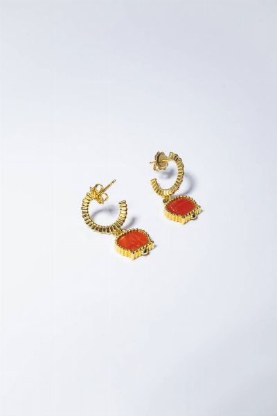 CHANTECLER : Peso gr 7 4 Coppia di orecchini in oro giallo  recanti il punzone della maison Chantecler: cerchi ai lobi con diamanti taglio brillante per totali ct 0 15 ca  e terminanti con due campanelle in corallo mediterraneo.  - Asta Gioielli - Associazione Nazionale - Case d'Asta italiane