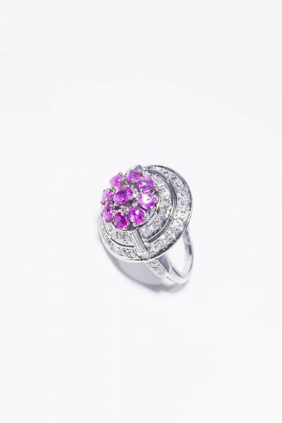 ANELLO : Peso gr 11 7 Misura 12 (52) in platino  anni '40  sommit� rotonda con rubini taglio rotondo per totali ct 1 30 ca e doppio contorno di diamanti taglio 8/8 e baguette per totali ct 1 70 ca  - Asta Gioielli - Associazione Nazionale - Case d'Asta italiane