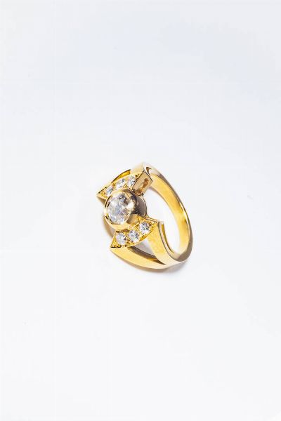 CHEVALIER : Peso gr 7 8 Misura 10 (50) in oro giallo  sommit a fiocco  al centro diamante taglio brillante di ct 0 90 ca ed ai lati diamanti taglio brillante per totali ct 0 40 ca.  - Asta Gioielli - Associazione Nazionale - Case d'Asta italiane