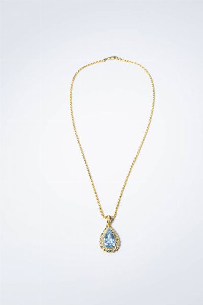 CATENA : Peso gr 15 8 in oro giallo lavorata torchon con ciondolo in oro bianco e giallo con acquamarina taglio a goccia di ct 7 0 ca e contorno di diamanti taglio brillante per totali ct 0 60 ca.  - Asta Gioielli - Associazione Nazionale - Case d'Asta italiane