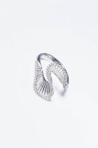 ANELLO : Peso gr 6 4 Misura 20 (60) in oro bianco  sommit traforata a voluta con diamanti taglio brillante per totali ct 0 30 ca  probabile colore G-H  purezza IF-VVS.  - Asta Gioielli - Associazione Nazionale - Case d'Asta italiane