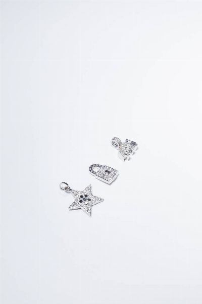 LOTTO DI TRE CIONDOLI : Peso gr 8 0 in oro bianco a forma di elefante  stella e lucchetto  con diamanti taglio brillante di colore bianco e di colore nero per totali ct 1 63 ca.  - Asta Gioielli - Associazione Nazionale - Case d'Asta italiane