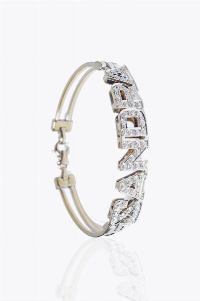 BRACCIALE : Peso gr 24 5 Diam. interno cm 6 Lunghezza cm 17 in oro bianco  semirigido  recante al centro la scritta Sandra in diamanti taglio brillante per totali ct 2 30 ca  probabile colore G-H  purezza IF-VVS  - Asta Gioielli - Associazione Nazionale - Case d'Asta italiane