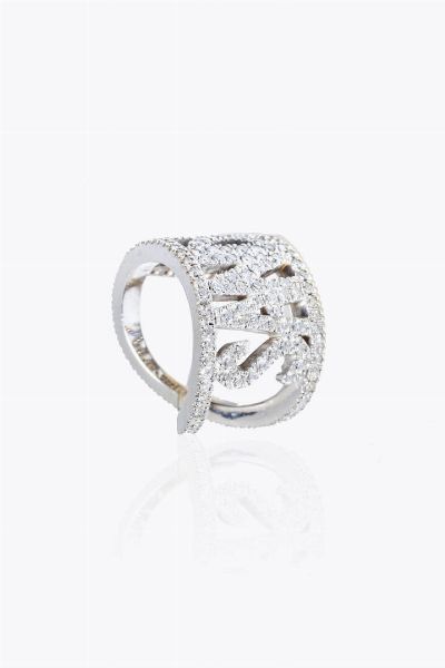 ANELLO : Peso gr 17 2 Misura 15 (55) in oro bianco  a fascia  recante al centro la scritta Sandra in diamanti taglio brillante per totali ct 2 0 ca  probabile colore G-H  purezza IF-VVS  - Asta Gioielli - Associazione Nazionale - Case d'Asta italiane