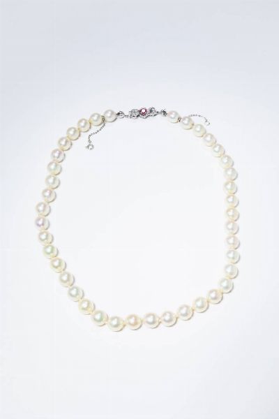 GIROCOLLO : Lunghezza cm 43 composta da un filo di perle giapponesi del diam. di mm 8 a 8 5 ca. Chiusura in oro bianco  a fiocco  con rubino centrale di ct 0 25 ca e diamanti taglio 8/8 per totali ct 0 05 ca.  - Asta Gioielli - Associazione Nazionale - Case d'Asta italiane