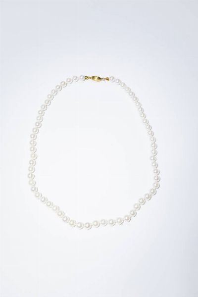 GIROCOLLO : Lunghezza cm 45 composto da un filo di perle giapponesi del diam di mm 7 e 7 5 ca. Chiusura in oro giallo a barilotto fesonato.  - Asta Gioielli - Associazione Nazionale - Case d'Asta italiane