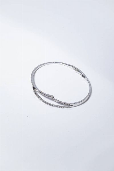 BRACCIALE : Peso gr 10 7 Diam. interno cm 5 6x4 5 rigido  in oro bianco  con sommit ad intreccio in diamanti taglio brillante per totali ct 0 50 ca.  - Asta Gioielli - Associazione Nazionale - Case d'Asta italiane