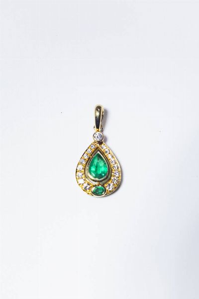 CIONDOLO : Peso gr 4 5 Cm 3x1 5 in oro giallo  a forma di goccia  con diamanti taglio brillante per totali ct 0  70 ca e smeraldi taglio a goccia ed ovale per totali ct 1 80 ca.  - Asta Gioielli - Associazione Nazionale - Case d'Asta italiane