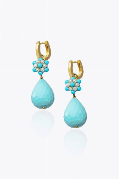 COPPIA DI ORECCHINI : Peso gr 17 pendenti  in oro giallo  con fiori in sfere di turchesi e perline; terminanti con gocce in pasta di turchese briolette.  - Asta Gioielli - Associazione Nazionale - Case d'Asta italiane