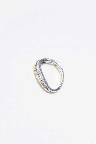 ANELLO : Peso gr 4 2 Misura 12 (52) in oro giallo e bianco  composto da due fasce in diamanti taglio baguette e brillante per totali ct 0 70 ca  - Asta Gioielli - Associazione Nazionale - Case d'Asta italiane