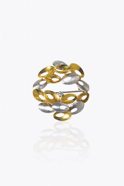SPILLA : Peso gr 10 8 Diam. cm 4 composta da ovali lucidi e satinati in oro giallo e bianco; diamante taglio brillante di ct 0 10 ca  - Asta Gioielli - Associazione Nazionale - Case d'Asta italiane