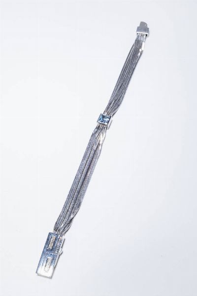 PIANEGONDA : Peso gr 26 6 Bracciale in argento 925/1000  firmato Pianegonda  composto da dieci fili con al centro topazio azzurro taglio carr.  - Asta Gioielli - Associazione Nazionale - Case d'Asta italiane