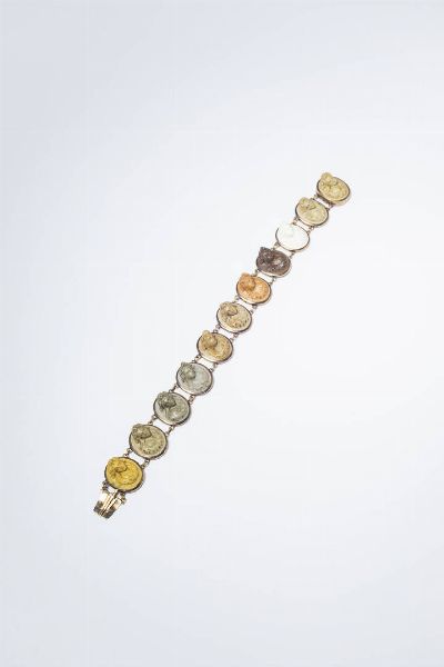 BRACCIALE : Lunghezza cm 18 XIX secolo  montatura in metallo  con undici cammei in pietra lavica di vario colore con volti femminili (una piccola mancanza)  - Asta Gioielli - Associazione Nazionale - Case d'Asta italiane