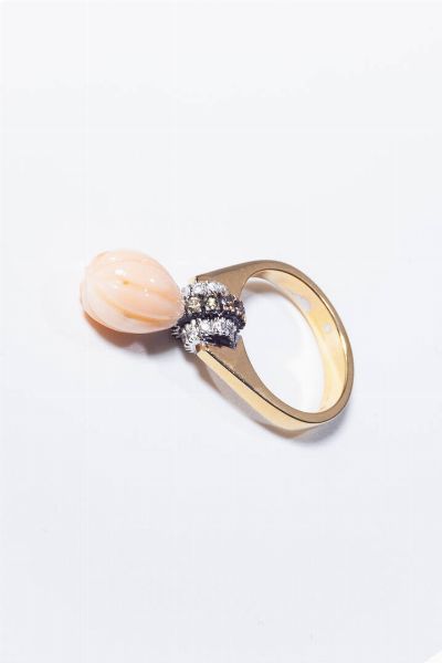 ANELLO : Peso gr 8 6 Misura 14 (54) in oro rosa e bianco  sommit con elemento mobile a goccia di corallo rosa fesonato; tre file di diamanti taglio brillante di colore bianco e brown per totali ct 0 35 ca. Corredato di certificato telematico del gemmologo Caviglia di Roma.  - Asta Gioielli - Associazione Nazionale - Case d'Asta italiane