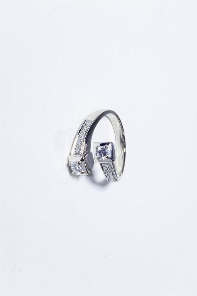 ANELLO : Peso gr 5 9 Misura 12 (52) in oro bianco  modello contrari  con diamanti taglio brillante e 8/8 per totali ct 0 50 ca.  - Asta Gioielli - Associazione Nazionale - Case d'Asta italiane