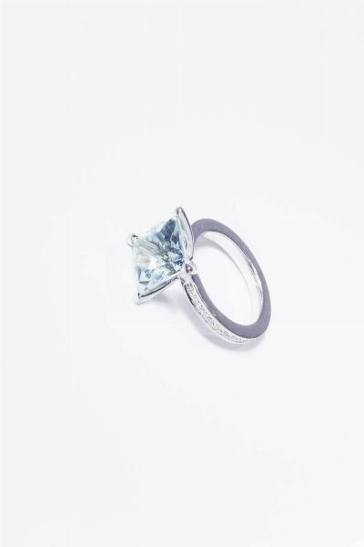 ANELLO : Peso gr 7 9 Misura 13 (53) in oro bianco con al centro acquamarina taglio carr e diamanti taglio brillante lungo il gambo dell'anello.  - Asta Gioielli - Associazione Nazionale - Case d'Asta italiane