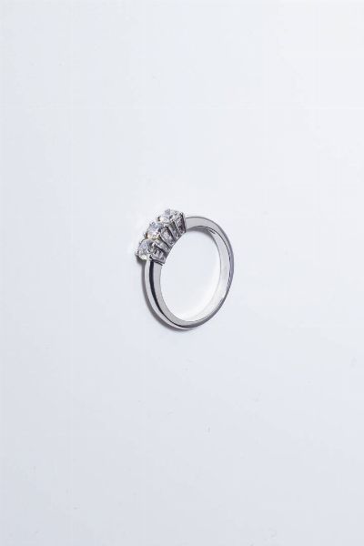ANELLO : Peso gr 4 1 Misura 15 (55) in oro bianco  modello trilogy  con tre diamanti taglio brillante per totali ct 0.80 ca. colore G  purezza IF-VVS.  - Asta Gioielli - Associazione Nazionale - Case d'Asta italiane