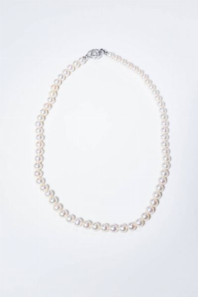 GIROCOLLO : Lunghezza cm 43 composto da un filo di perle giapponesi del diam. di mm 6 5 ca. Chiusura in oro bianco  di forma rotonda.  - Asta Gioielli - Associazione Nazionale - Case d'Asta italiane