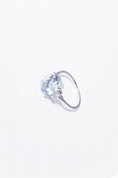 ANELLO : Peso gr 3 6 Misura 13 (53) in oro bianco  sommit con al centro acquamarina taglio ovale di ct 3 42 ca ed ai lai quattro diamanti taglio brillante per totali ct 0 12ca.  - Asta Gioielli - Associazione Nazionale - Case d'Asta italiane