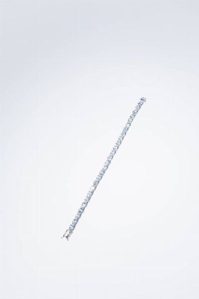 BRACCIALE : Peso gr 11 7 Lunghezza cm 17 in oro bianco composto da acquamarine taglio ovale per totali ct 10 ca  alternati a piccoli diamanti taglio brillante di colore brown per totali ct 0 30 ca.  - Asta Gioielli - Associazione Nazionale - Case d'Asta italiane
