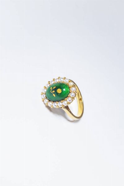 ANELLO : Peso gr 6.5 Misura 14 (54) in oro giallo  sommit� ovale con smalto verde e decoro floreale  contornato da piccole perline.  - Asta Gioielli - Associazione Nazionale - Case d'Asta italiane