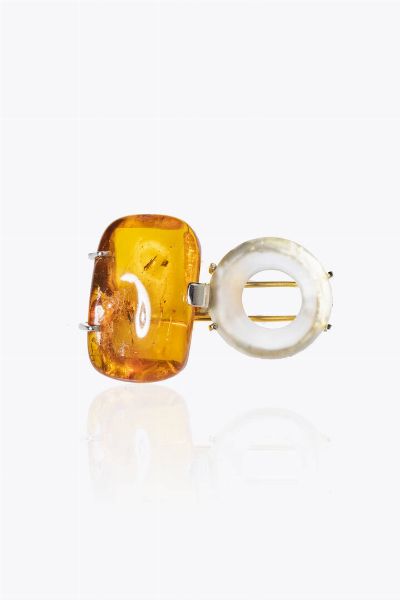 OFFICINA SOLARE : Peso gr 13 2 Cm 4x3 Spilla in oro giallo e bianco  firmata Officina Solare  con elemento in cristallo di rocca satinato e ambra cabochon.  - Asta Gioielli - Associazione Nazionale - Case d'Asta italiane