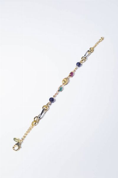 BRACCIALE : Peso gr 4 7 Lunghezza cm 19 in oro giallo e bianco con pepita satinata e uno smeraldo  un rubino e uno zaffiro cabochon.  - Asta Gioielli - Associazione Nazionale - Case d'Asta italiane