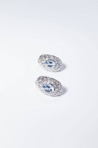 COPPIA DI ORECCHINI : Peso gr 17 8 in oro bianco  di forma ovale  lavorati a pizzo  con al centro due acquamarine per totali ct 4 87 e diamanti taglio brillante per totali ct 0 60 ca  probabile colore G-H  purezza IF-VVS.  - Asta Gioielli - Associazione Nazionale - Case d'Asta italiane