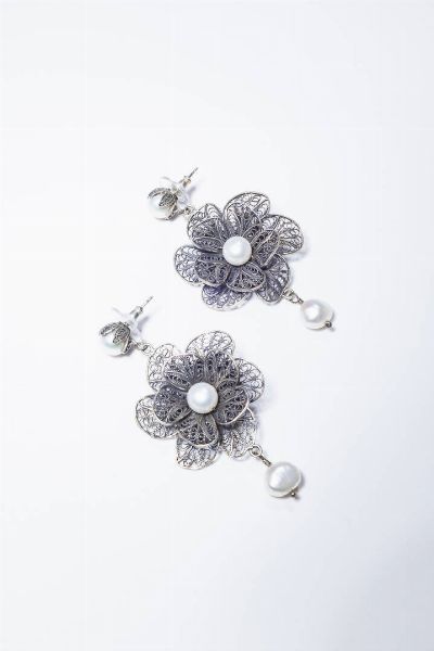YVONE CHRISTA : Peso gr 19 3 Coppia di orecchini in argento 925/1000 firmati Yvone Christa  lavorati a filigrana a formare dei fiori ed impreziosite da perline di acqua dolce. Corredati di astuccio originale.  - Asta Gioielli - Associazione Nazionale - Case d'Asta italiane